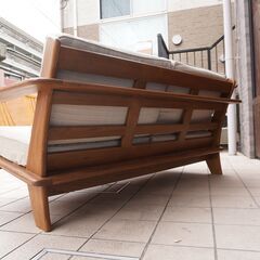 PROUD with UNITED ARROWS FURNITUREより2シーターソファです。シンプルでモダンなフォルムはどこか懐かしさを感じさせてくれます♪北欧スタイルやカフェ風にもおススメ♪CK401