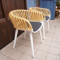 MAGIS(マジス)社のマルセル・ワンダース デザインのサイボーグ ウィッカー(クラブ) アームチェア 2脚セットです。ポリカーボネイトをベースに、籐細工の背もたれが個性的なデザイン♪/クッション付きCK407