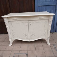 SALTARELLI MOBILI(サルタレッリモビリ)よりGiulietta(ジュリエッタ)シリーズのサイドボードです。クラシカルなデザインを現代風にアレンジしたキャビネットはお部屋を上品な空間に♪CK410