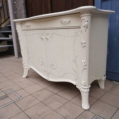 SALTARELLI MOBILI(サルタレッリモビリ)よりGiulietta(ジュリエッタ)シリーズのサイドボードです。クラシカルなデザインを現代風にアレンジしたキャビネットはお部屋を上品な空間に♪CK410