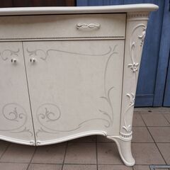 SALTARELLI MOBILI(サルタレッリモビリ)よりGiulietta(ジュリエッタ)シリーズのサイドボードです。クラシカルなデザインを現代風にアレンジしたキャビネットはお部屋を上品な空間に♪CK410