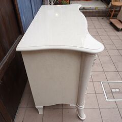 SALTARELLI MOBILI(サルタレッリモビリ)よりGiulietta(ジュリエッタ)シリーズのサイドボードです。クラシカルなデザインを現代風にアレンジしたキャビネットはお部屋を上品な空間に♪CK410