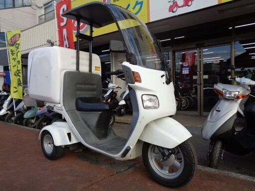 NO.4569　キャノピー ４サイクルエンジン　フューエルインジェクション車　三輪ビジネススクーター　屋根付き　ボックス付き　ホワイト　☆彡