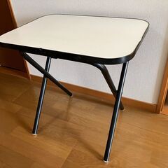 【中古】折りたたみテーブル（60x45x60）