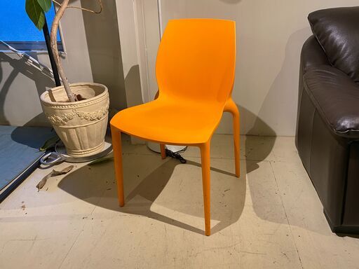 宇都宮でオシャレな家具を探すなら『オトワリバース！』①HIDRA スタッキングチェア BONTEMPI CASA イタリア製 オレンジ 椅子 デザイナーズチェア 中古品