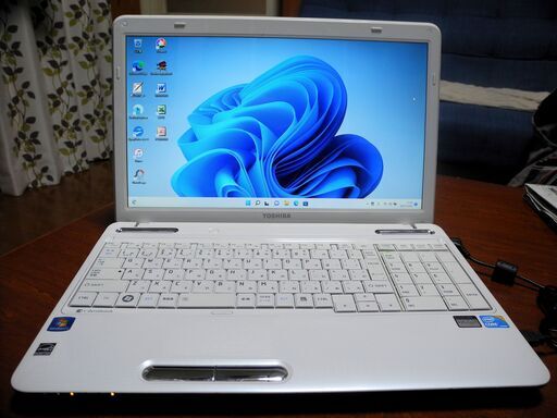 値下げさました！新品マウス付き　女性に人気の白系　新品256GB*/SSD　TOSHIBA 15.6インチ  Windows11 高速i3CPU　ソフト多数　（返品可）