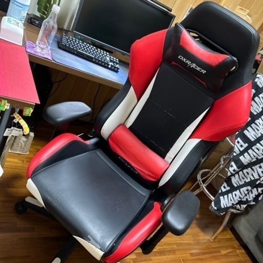 大人も着やすいシンプルファッション ゲーミングチェア dxracer 赤黒白