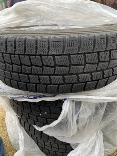 ダンロップのスタッドレスタイヤ4本 純正ホイル ナット付き売ります