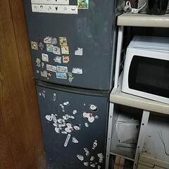壊れてます。小さめ冷蔵庫。