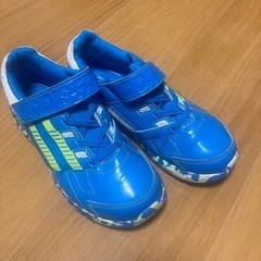 adidas スニーカー