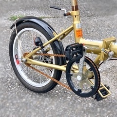 軽自動車の後ろにそのまま収納もできます。キャプテンスタッグの折りたたみ自転車ゴールド