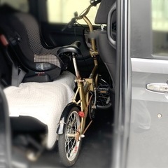軽自動車の後ろにそのまま収納もできます。キャプテンスタッグの折りたたみ自転車ゴールド