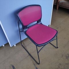 ウチダ　赤布張り　スタック椅子『使用感あり、色あせあり』複…