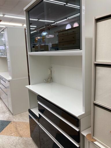 松田家具/２面レンジボード/定価113.300円/押しただけでレンジボードが出てきます。