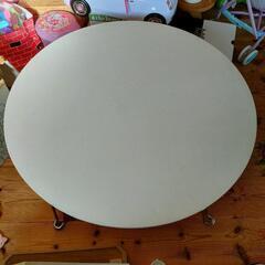 白の丸いテーブル