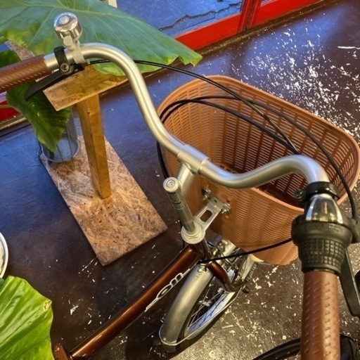 ノーパンクタイヤ！LEDオートライト】6段変速 20インチ折りたたみ