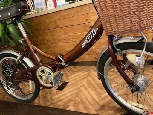 ノーパンクタイヤ！LEDオートライト】6段変速 20インチ折りたたみ