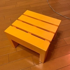 オレンジ　踏み台　椅子