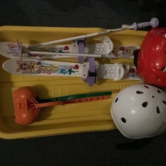 子ども用ソリとスキーとヘルメットと雪玉作るやつ