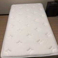 シーリー　ポスチャーペディック　 ダブルマットレスのセミダブル　ベッドフレーム付（ヘッドボード無しのタイプ）