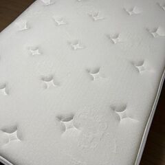 シーリー　ポスチャーペディック　 ダブルマットレスのセミダブル　ベッドフレーム付（ヘッドボード無しのタイプ）