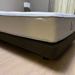 シーリー　ポスチャーペディック　 ダブルマットレスのセミダブル　ベッドフレーム付（ヘッドボード無しのタイプ）