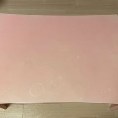 ピンクのローテーブル