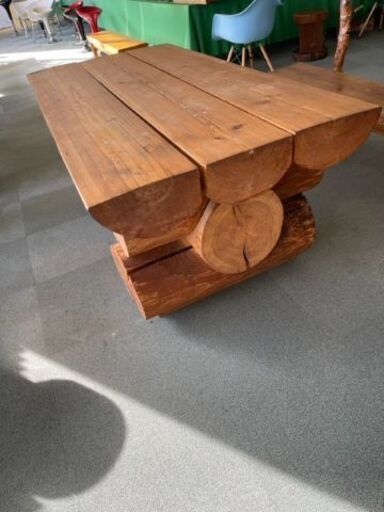 丸太のテーブル