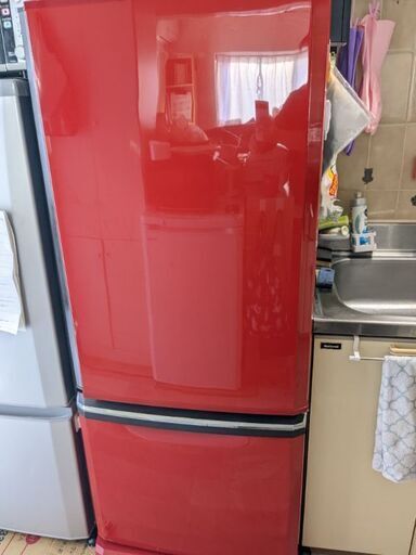 最旬ダウン 《受け渡し先決まりました》《値下げ》珍しい赤い冷蔵庫です！動作問題なし（300Ｌ）2011年製 三菱ノンフロン冷凍冷蔵庫「MR-D30R-R」300L 冷蔵庫