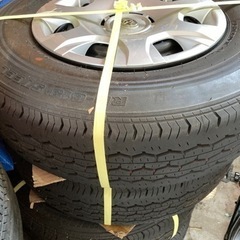 新品　ハイエース　純正ホイル付タイヤ　値段下げます