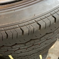 新品　ハイエース　純正ホイル付タイヤ　値段下げます