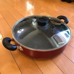 美品テフロン鍋　直径30センチ　蓋付き　家族でのおでんやすき焼きに最適
