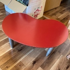 赤い豆型ローテーブル　角がないラウンドテーブル