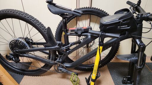 【美品】SPECIALIZED  (スペシャライズド) STUMPJUMPER ALLOY 現行モデル マウンテンバイク MTB + サスペンション用小型空気入れ、タイヤ空気入れ、ABUS鍵、スマホホルダー、マッドガード付き、 Goproマウント、 マグライトマウント