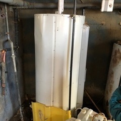 大型電気温水器を売ります。