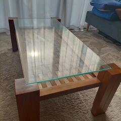 ガラストップの木製テーブル