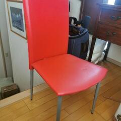 綺麗な赤い椅子