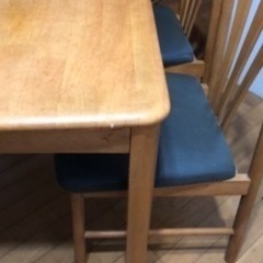 ダイニングテーブルと椅子4脚