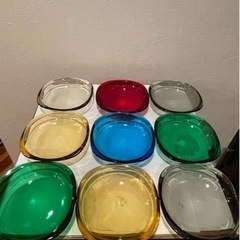 色とりどりのガラス皿(スイーツ、果物などに最適)
