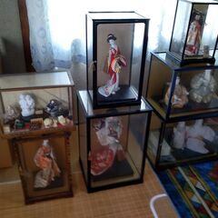 各種日本人形や破魔弓、羽子板飾り、兜等