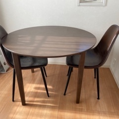 ①テーブル丸型（直径100cm）、②椅子2脚
