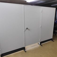 L型６連スチールパーテーション扉付き　『中古良品』鍵無し