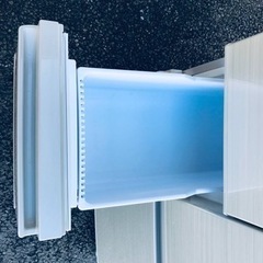 番のノンフロン冷凍冷蔵庫、屋外で使用中のシーンでの様子