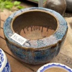 深い青色の陶器火鉢
