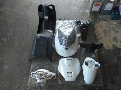 新品 2022年 TACT タクト AF79 外装 NH196 白 ボディ ヘッドライト＆ヘッドライトカウル フロントフェンダー シート＆ラゲッジボックス 新品 2022年 TACT タクト AF79 外装 NH196 白 ボディ ヘッドライト