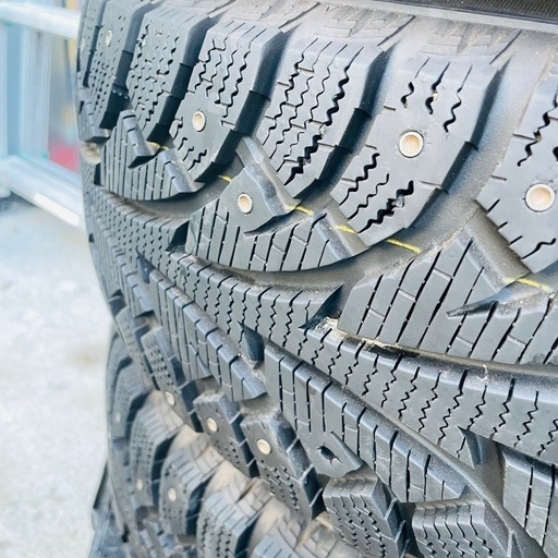 215/70R15 バリ溝スパイクタイヤ 6穴 スタッドレス フルピン