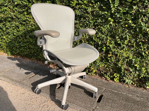 スモーク色のハーマンミラー アーロンチェア Bサイズ Herman Miller Aeron第5