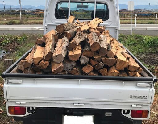 薪ストーブキャンプ広葉樹 薪割済のニセアカシア薪 1棚 アオリ超え今冬