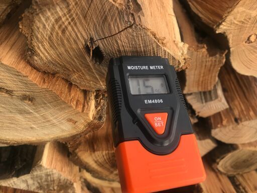 薪ストーブ4-9キャンプ広葉樹 薪割済のニセアカシア薪 1棚水分14％ アオリ超え乾燥済今冬すぐに使えます 薪ストーブキャンプ広葉樹 薪割済のニセアカシア4-3薪 1棚水分15