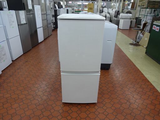 ID 318373　冷蔵庫２ドア　シャープ　137L　キズ有　２０１７年製　SJ-D14C-W
